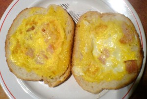 Jajka w gniazdku na talerzu