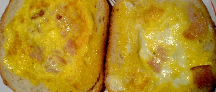 Omlet (jajko) w gniazdku – śniadaniowe jajko w bułce